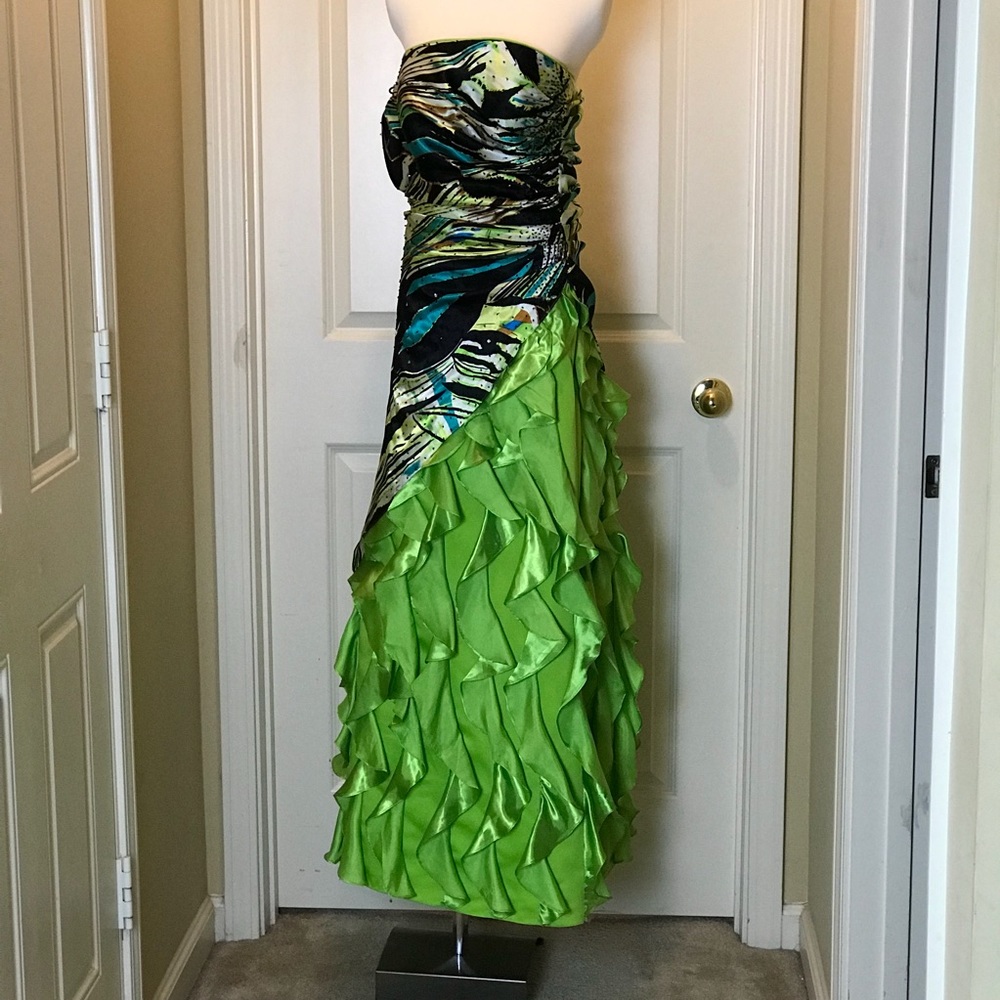 Jump Apparel_Strapless_Ruffled _Size 1/2